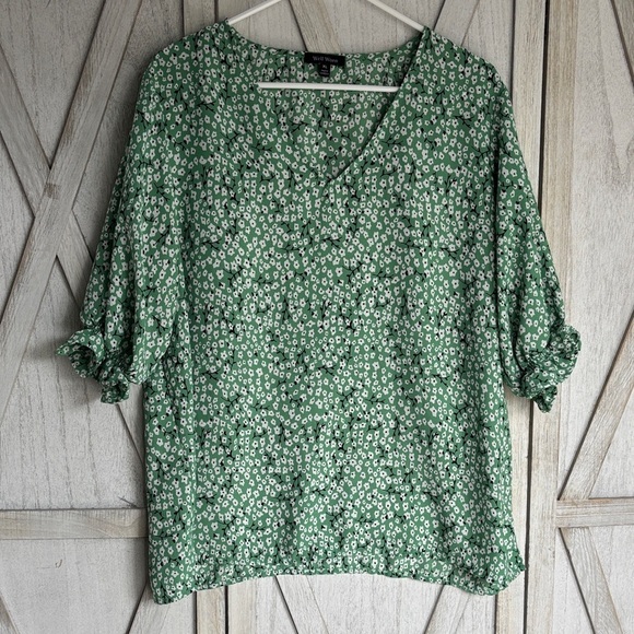 Well Worn Tops - Well Worn Brand Green and White Floral Blouse